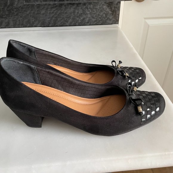 Picadilly heels. Black heels with bow detail on toe, size 40, US 9 - Picture 4 of 8